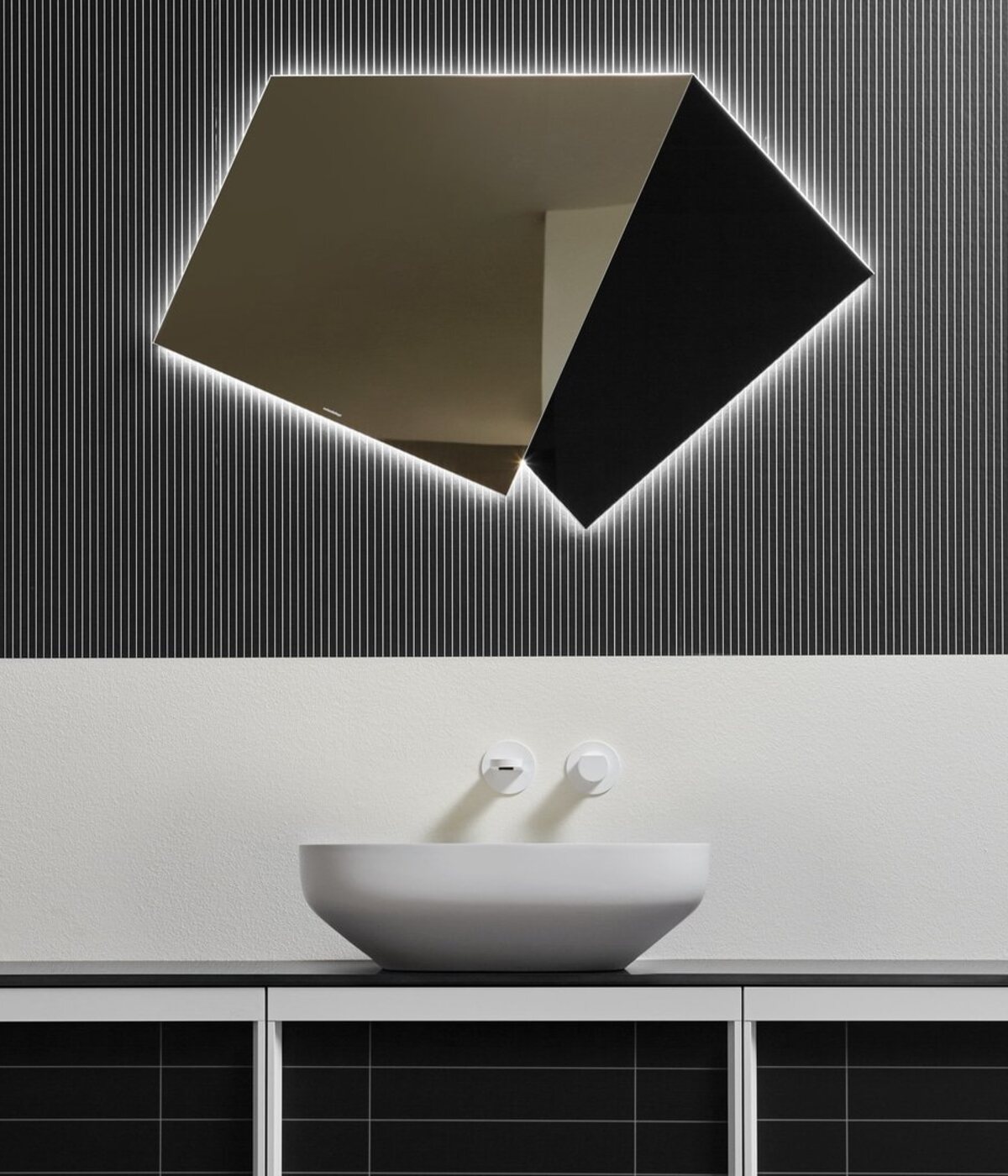 Bagno di design con lavabo in travertino e rubinetteria in finitura brunita, progetto in Campania