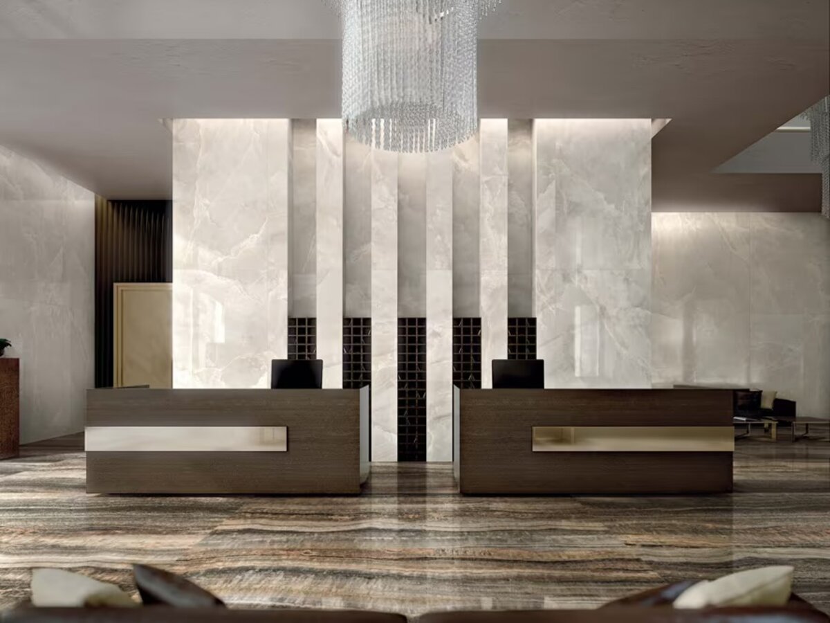 Showroom di arredo bagno a Salerno con rubinetterie e superfici ceramiche esposte